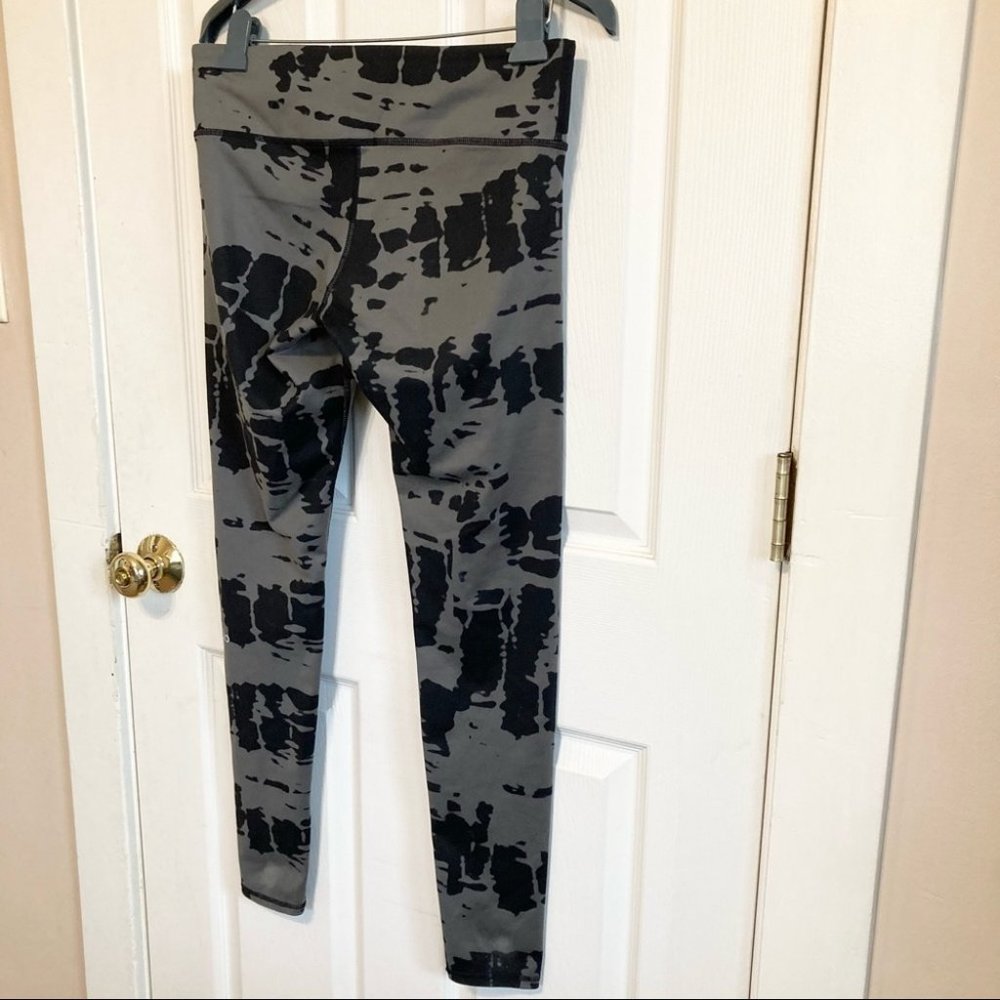 ALO Yoga Airbrush Leggings in Black Tie Dye Size Medium - Picture 9 of 10